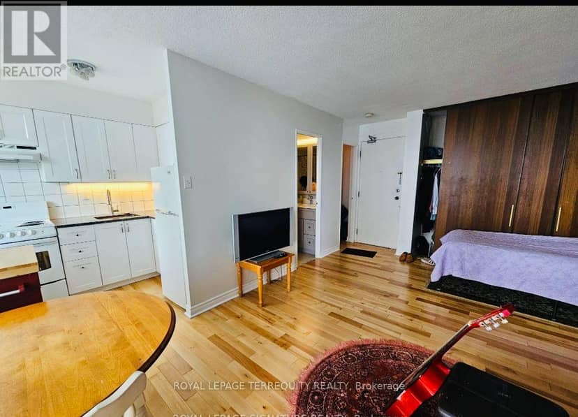 805 - 720 Spadina Avenue — photo 3 of 8
