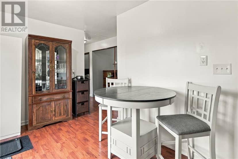 143 Arlington Drive, Dowling, photo 5