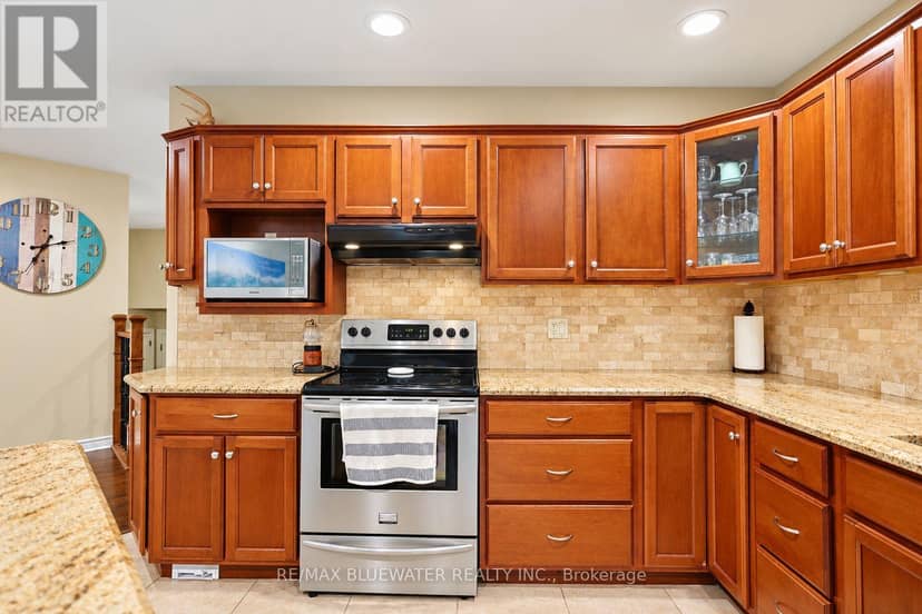 9879 Leonard Street — photo 15 of 40