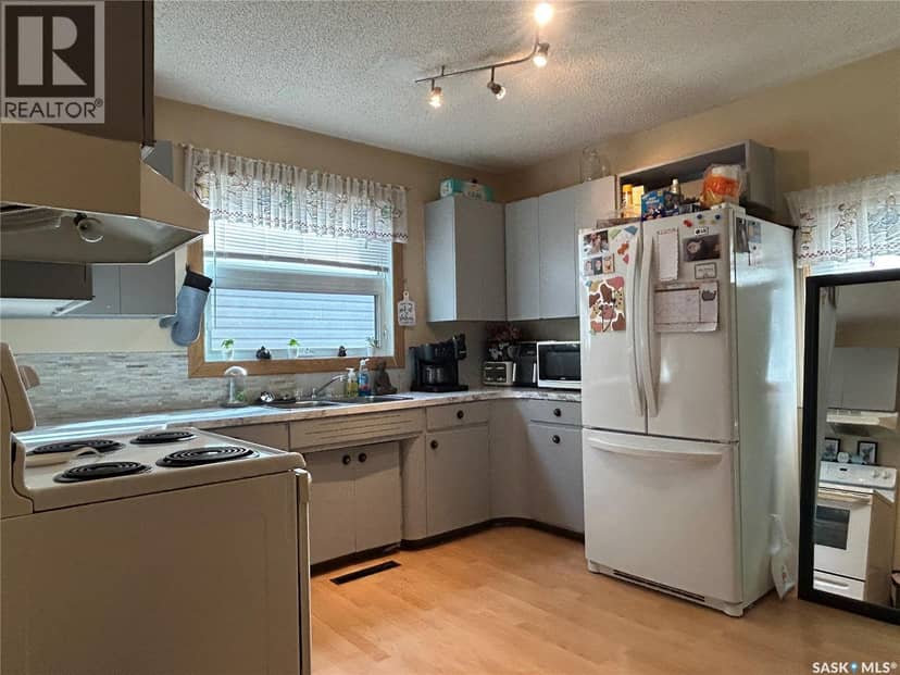 714 Carbon AVENUE — photo 10 of 39