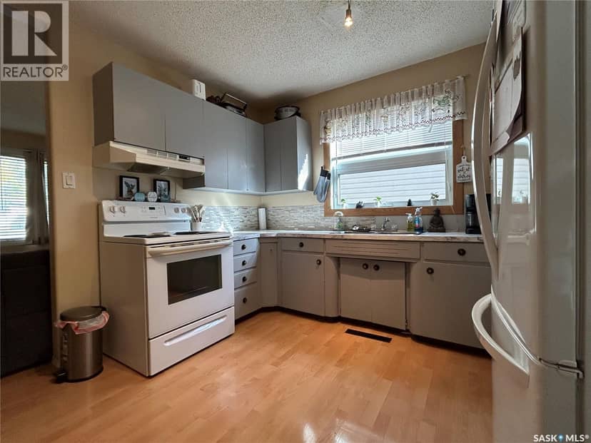 714 Carbon AVENUE — photo 12 of 39