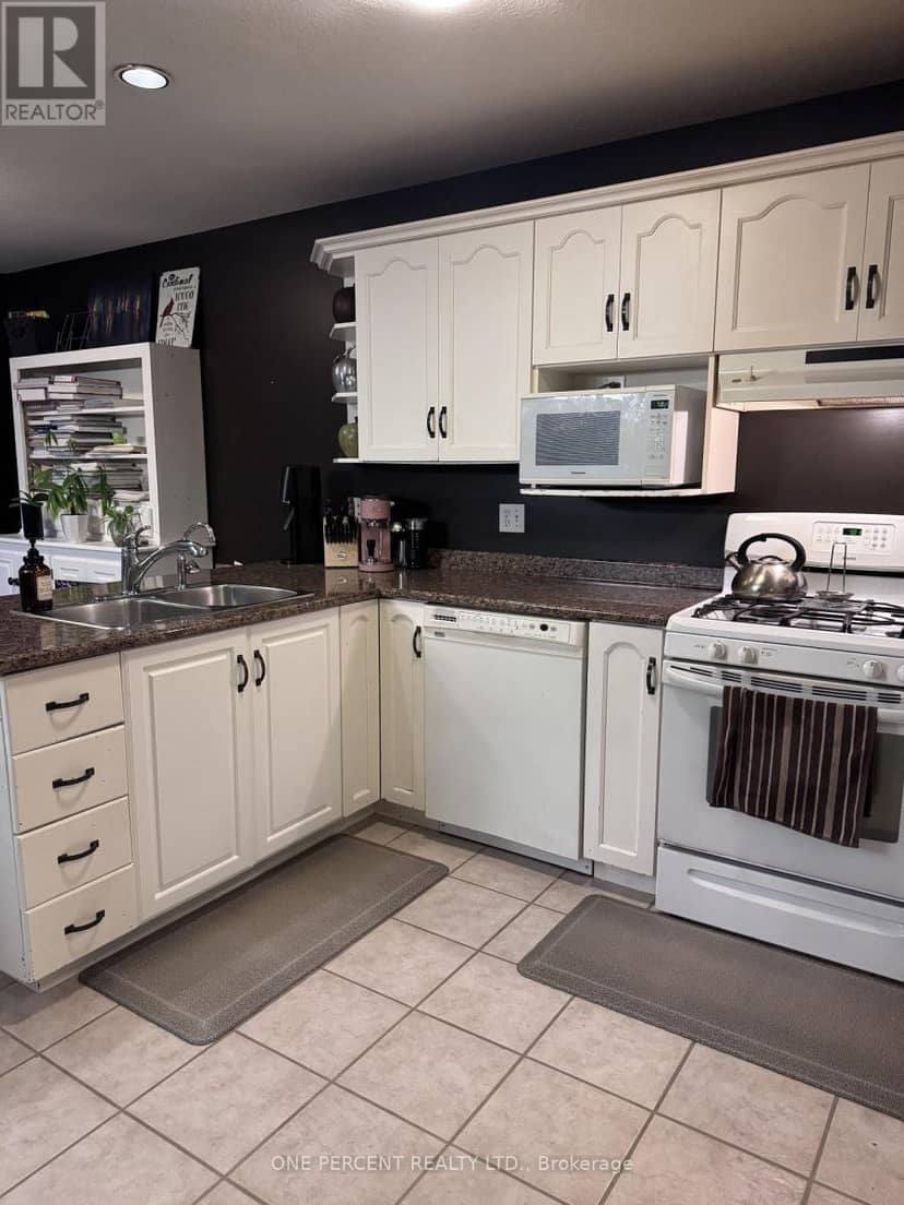 459 Albert Street — photo 10 of 27