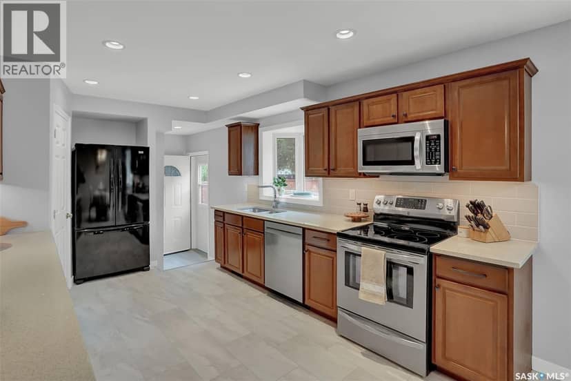 209 Douglas AVENUE E — photo 3 of 40