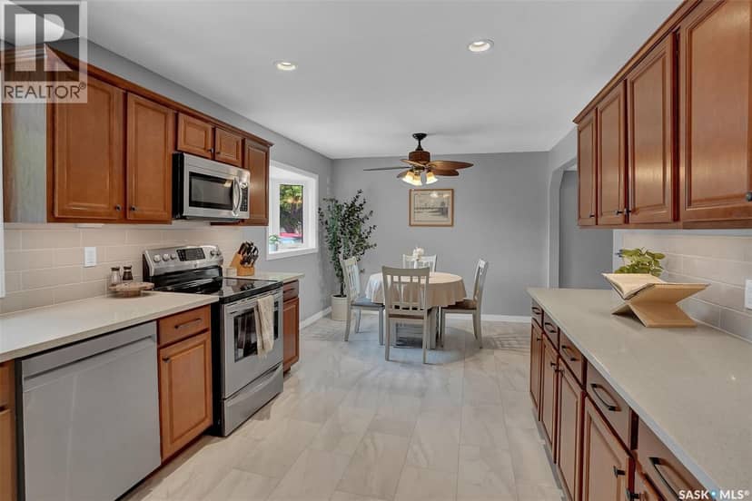 209 Douglas AVENUE E — photo 2 of 40