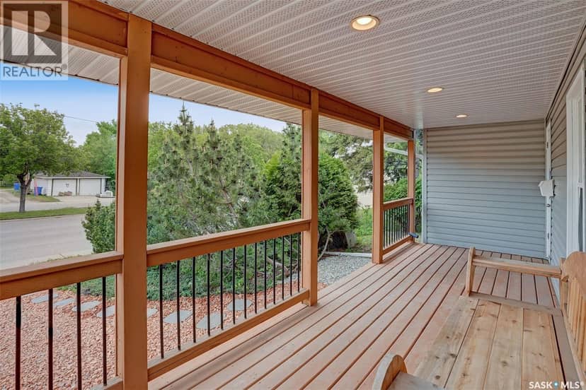 209 Douglas AVENUE E — photo 11 of 40