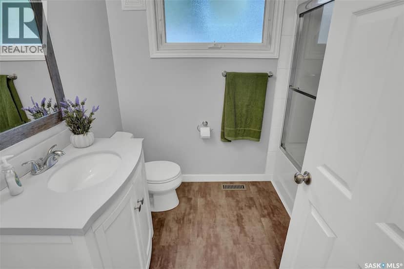 209 Douglas AVENUE E — photo 21 of 40