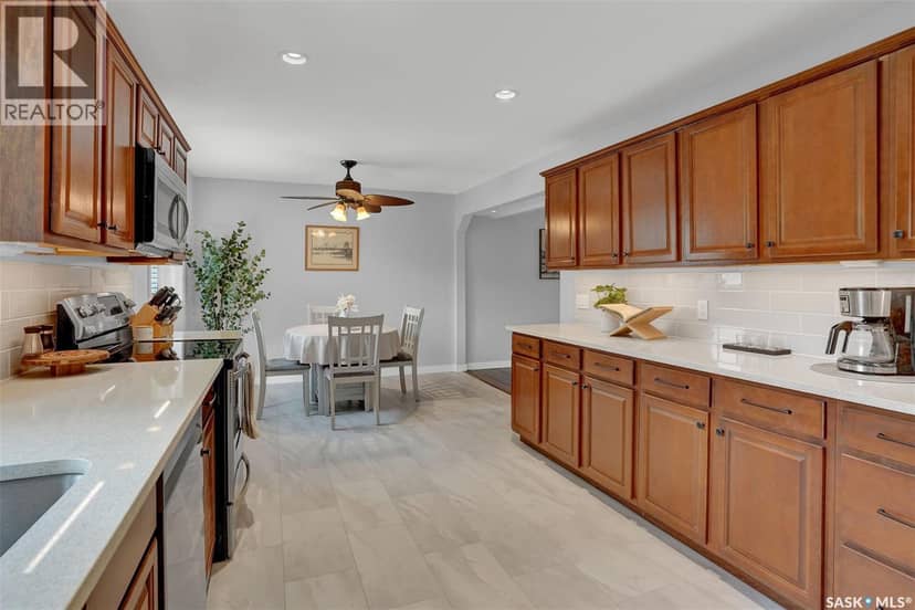 209 Douglas AVENUE E — photo 16 of 40