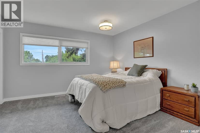 209 Douglas AVENUE E — photo 19 of 40