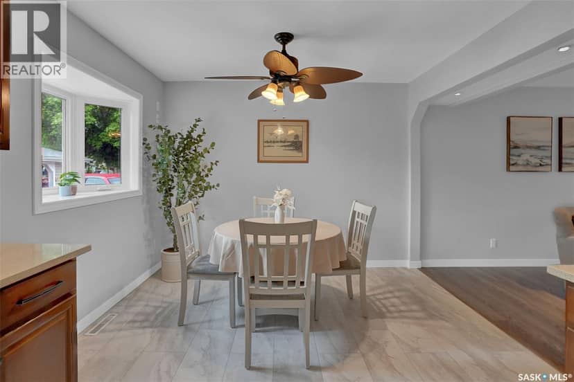 209 Douglas AVENUE E — photo 18 of 40