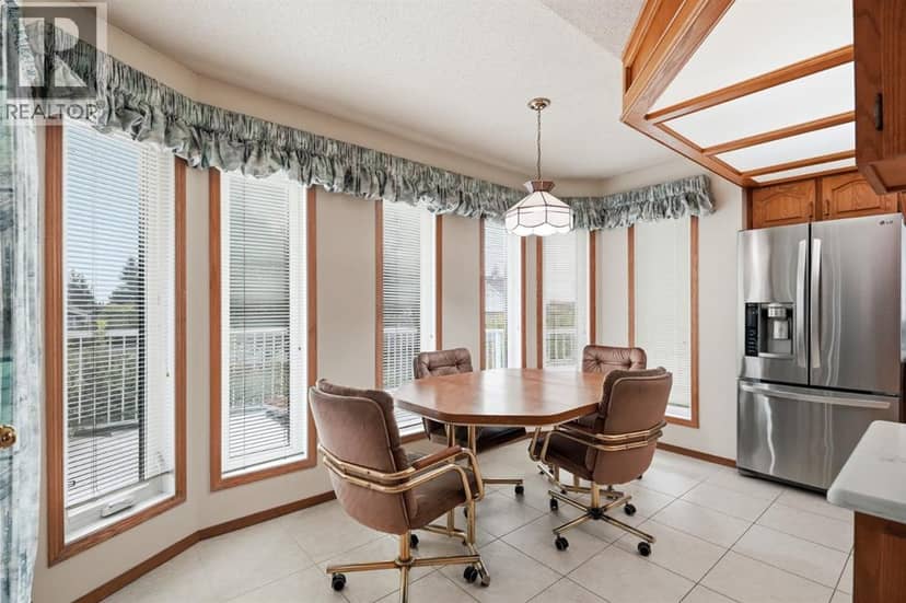 61 Shannon Crescent SW — photo 11 of 40