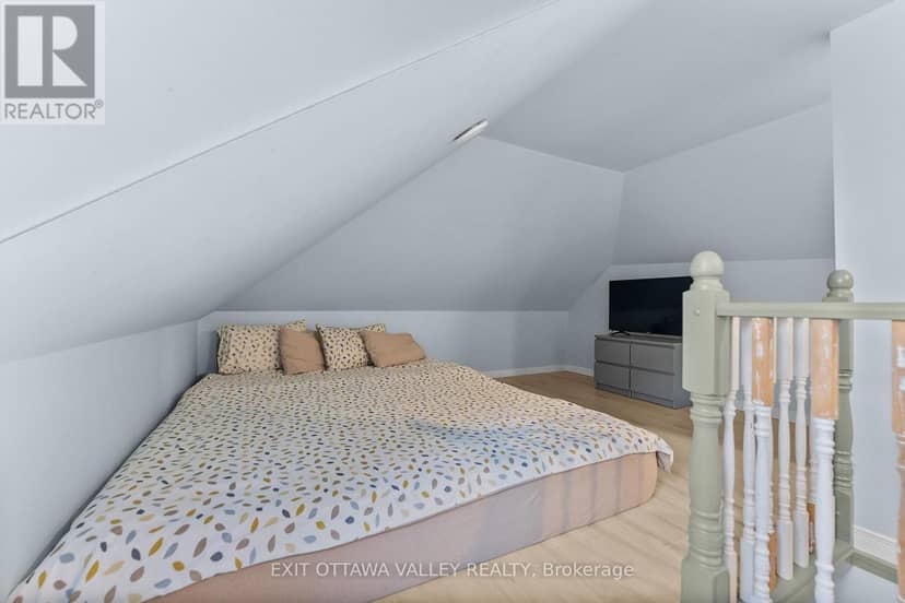 106 Bonnechere Street E — photo 17 of 30