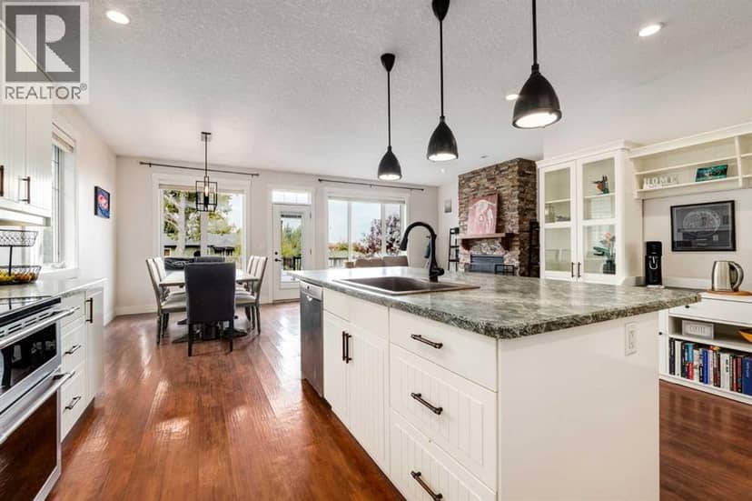 6 Houlden Place — photo 10 of 40