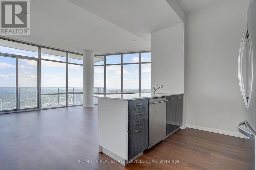 4903 - 832 Bay Street — photo 1 of 36