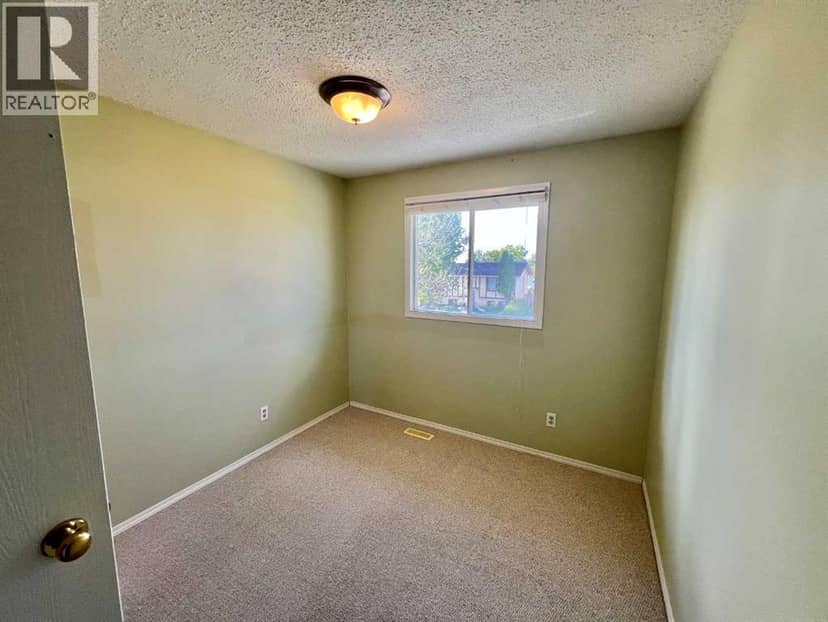 8111 94 Street — photo 9 of 14