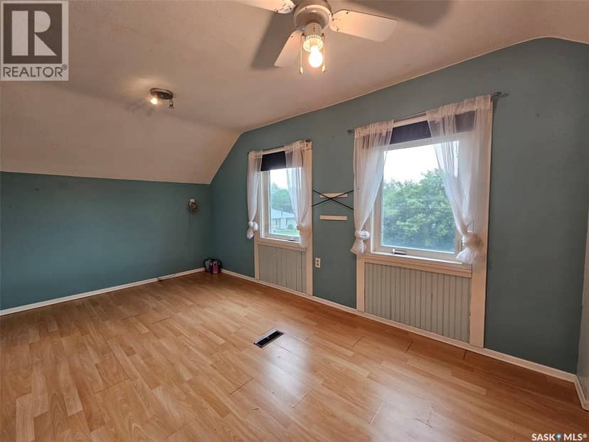 218 7th STREET W, Carlyle, photo 2