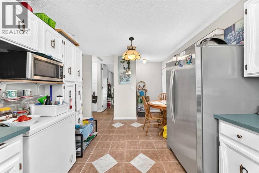 3219 Palliser Drive SW — photo 13 of 40