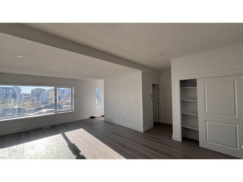 2748 Blatchford Rd NW, Edmonton, photo 2