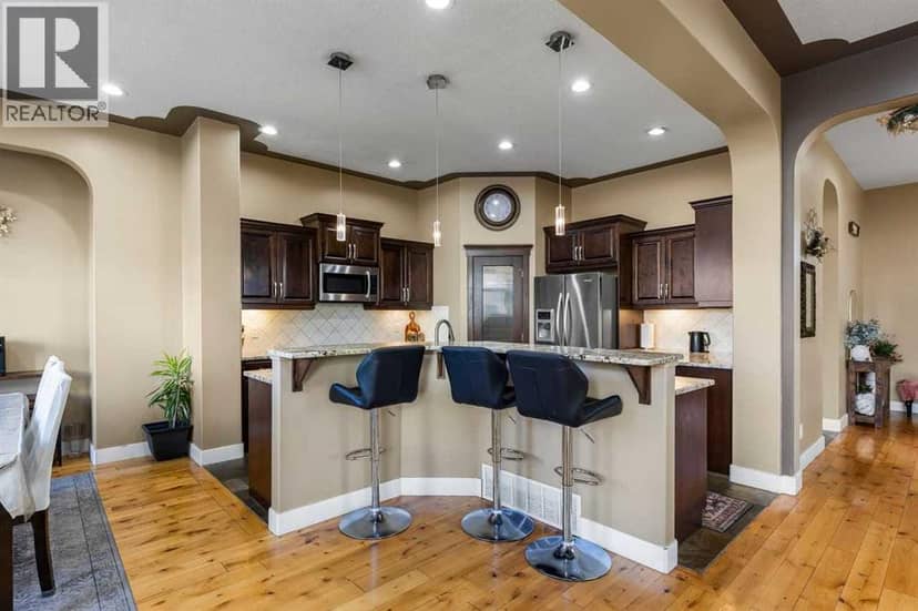 1182 Kingston Crescent SE — photo 11 of 40