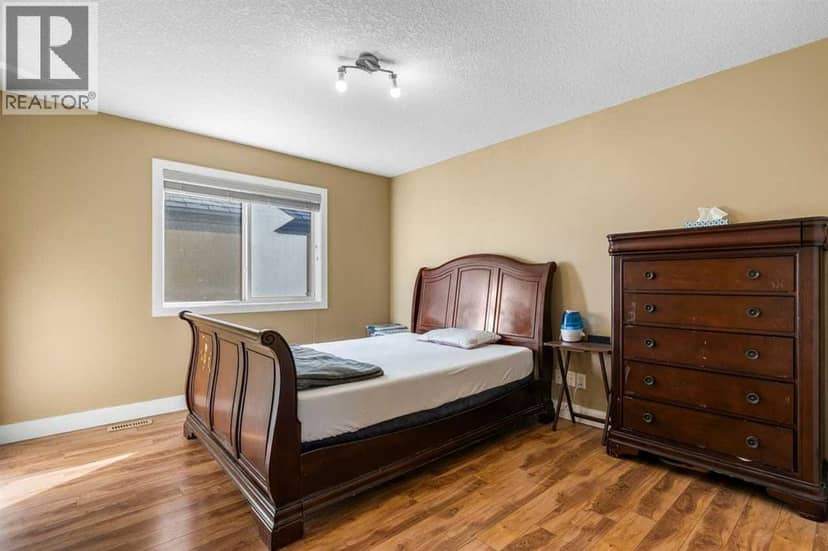 1182 Kingston Crescent SE — photo 22 of 40