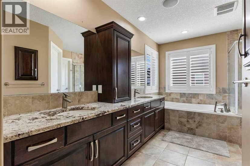 1182 Kingston Crescent SE — photo 18 of 40