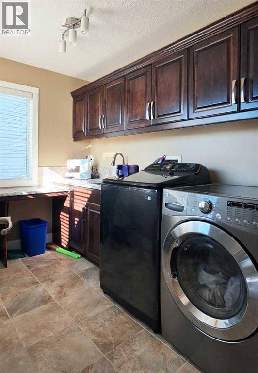 1182 Kingston Crescent SE — photo 24 of 40