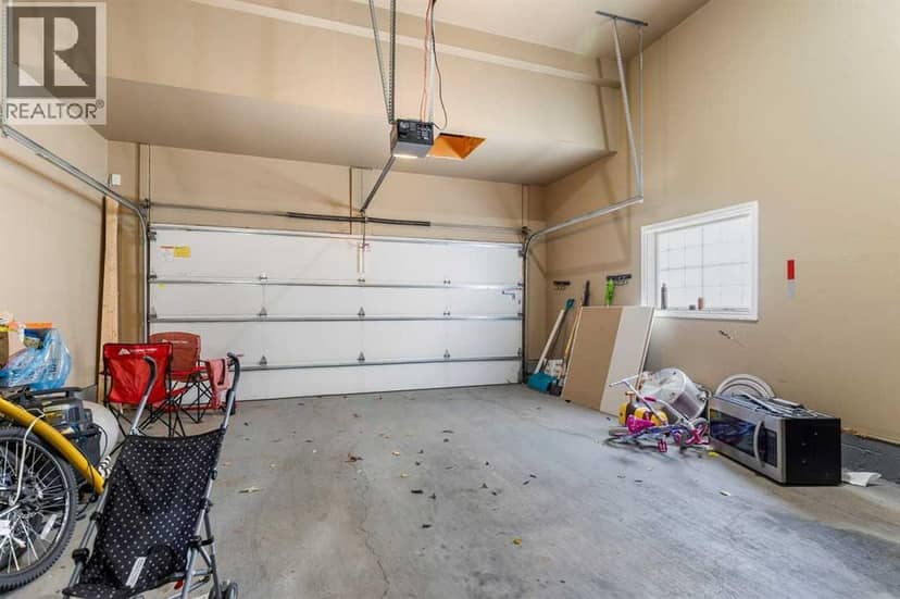 1182 Kingston Crescent SE — photo 34 of 40