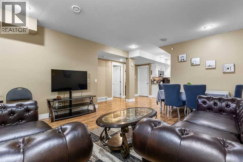 1182 Kingston Crescent SE — photo 29 of 40