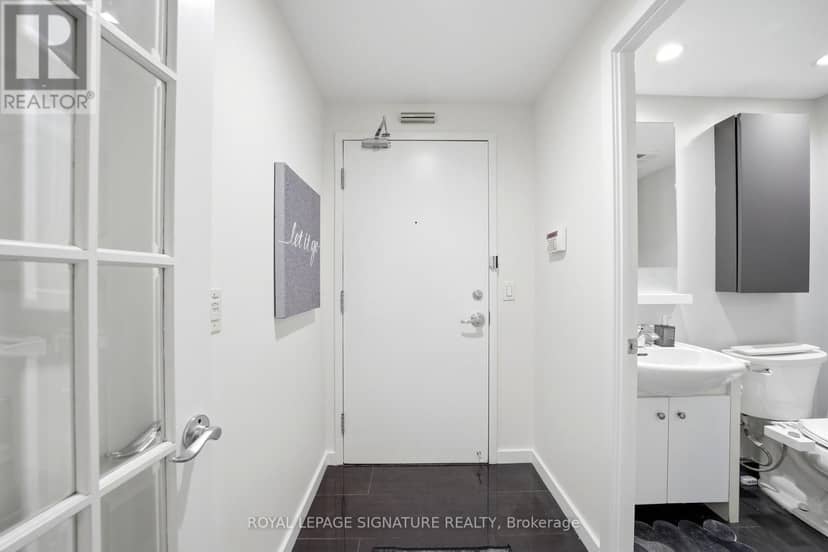 510 - 218 Queens Quay W — photo 13 of 40