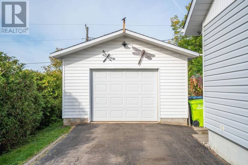 131 Allard ST — photo 4 of 33
