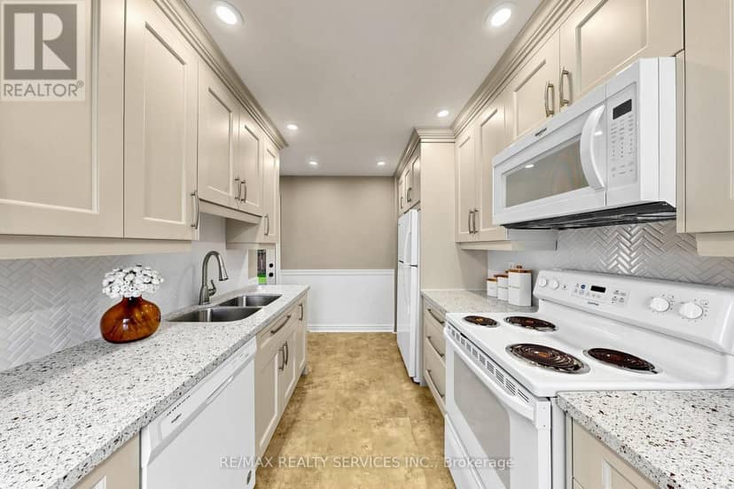 25 Jennifer Square — photo 18 of 40