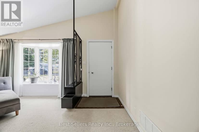 5 Benfrisco Crescent — photo 3 of 34