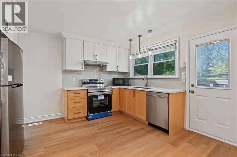 143 ELGIN Crescent, Waterloo, photo 2