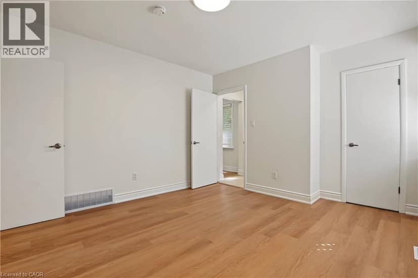 143 ELGIN Crescent — photo 34 of 38
