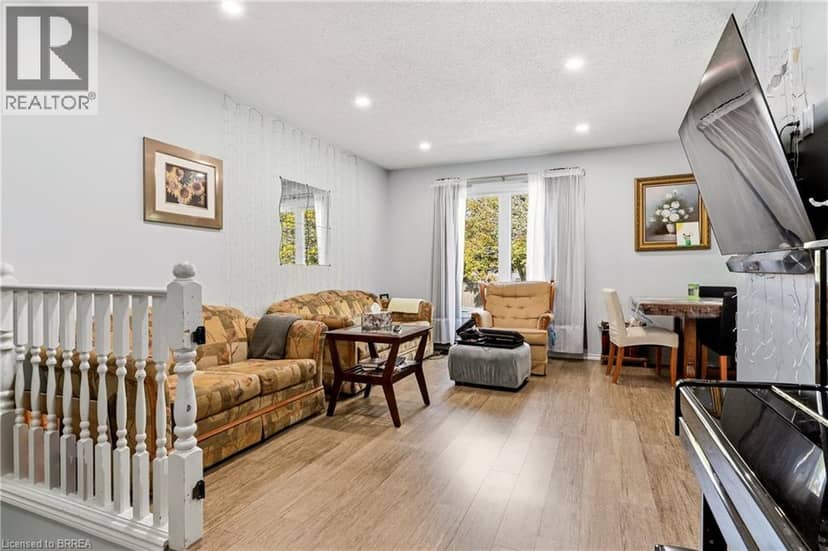 82 BEAVER Crescent — photo 10 of 33