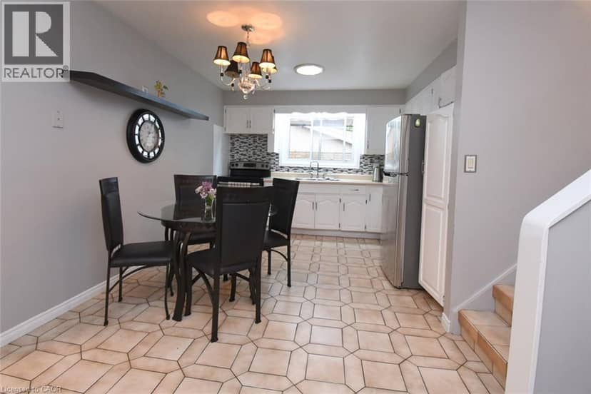 64 WINNETT Street N — photo 15 of 40