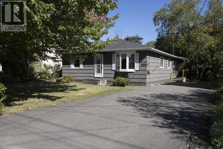 552 Lake ST — photo 4 of 40