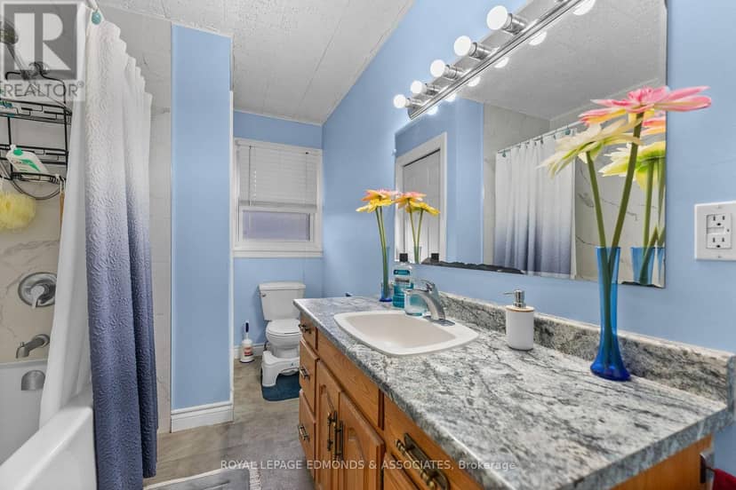 566 Catherine Street S — photo 23 of 40