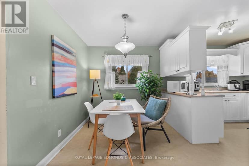566 Catherine Street S — photo 13 of 40