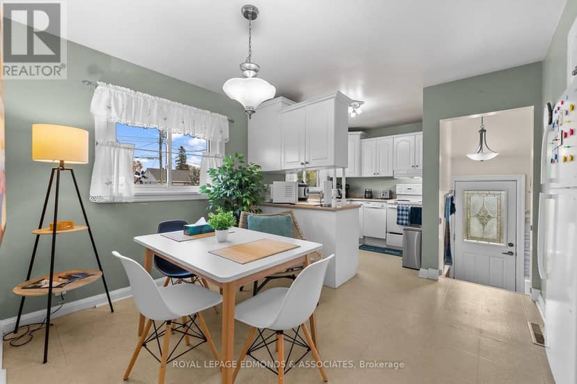 566 Catherine Street S — photo 12 of 40