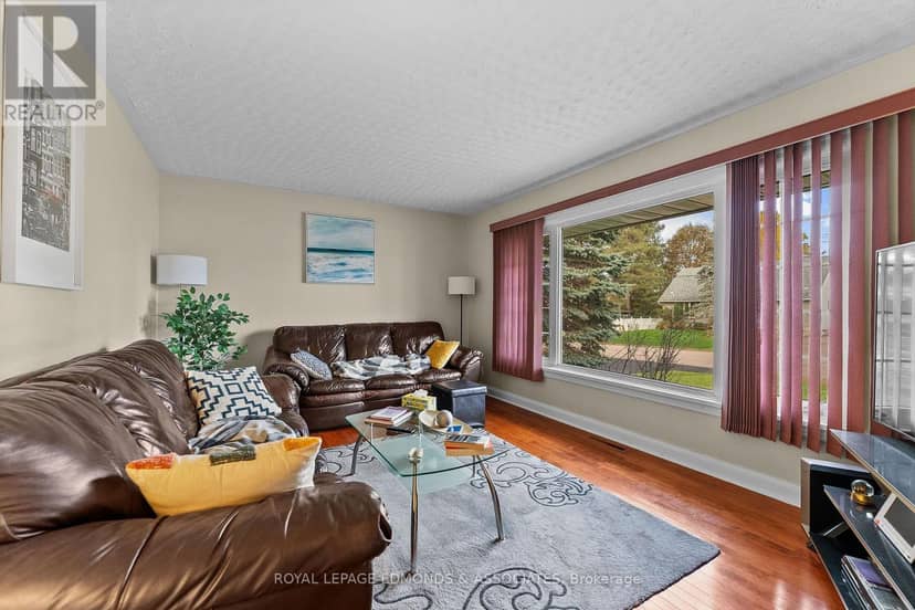 566 Catherine Street S — photo 9 of 40