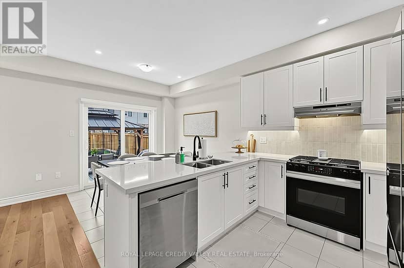 112 Lorne Thomas Place — photo 12 of 40