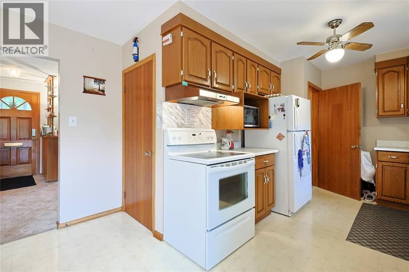 880 Champlain Road — photo 10 of 33