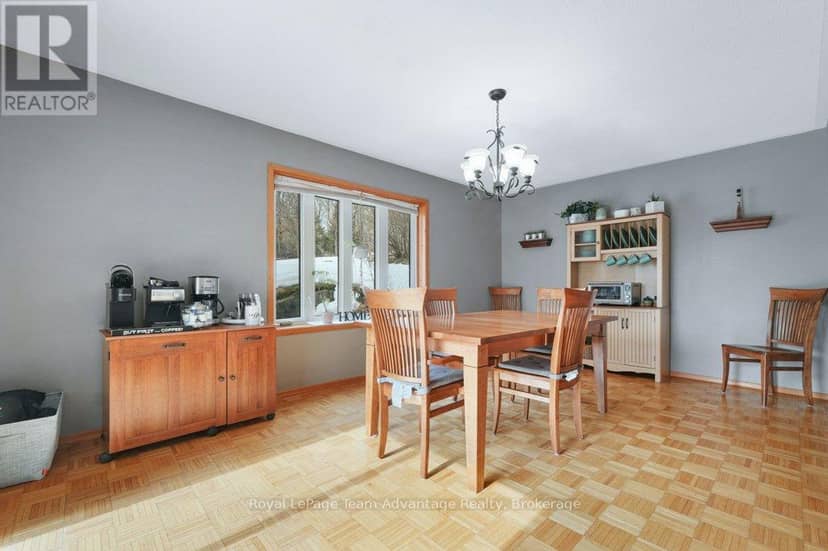 12 Taylor Crescent — photo 16 of 40