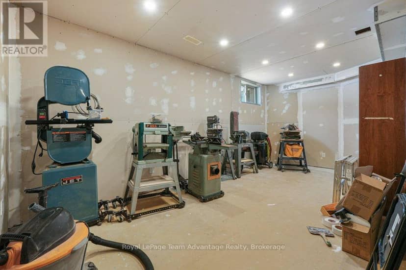 12 Taylor Crescent — photo 37 of 40