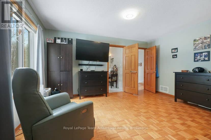 12 Taylor Crescent — photo 28 of 40