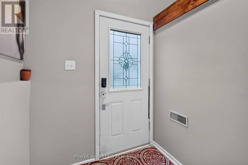 2213 Fillmore Crescent — photo 4 of 25