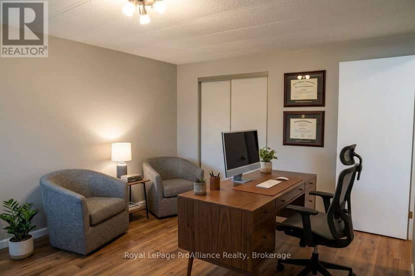 401 - 4 Dove Lane — photo 14 of 18