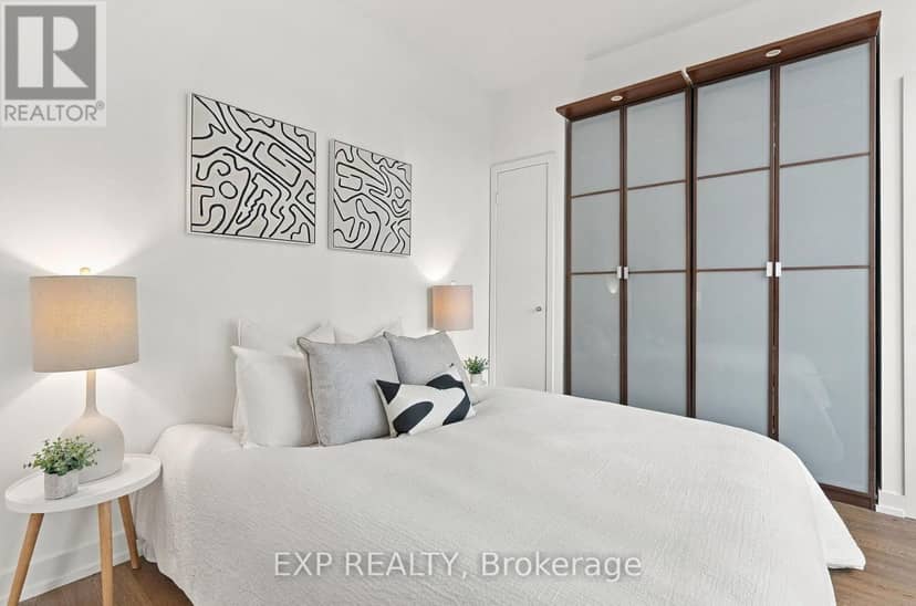 301 - 9 Spadina Avenue — photo 15 of 24