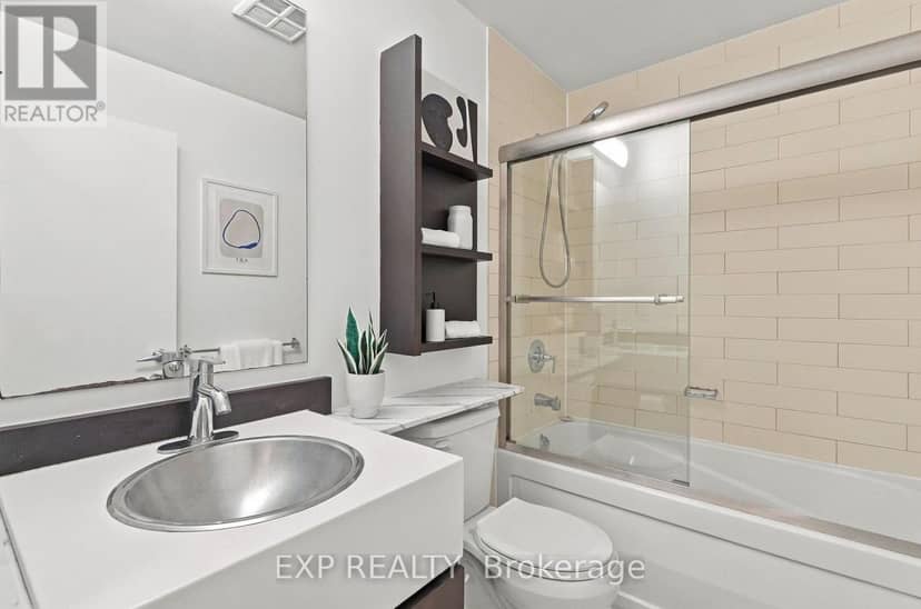 301 - 9 Spadina Avenue — photo 20 of 24