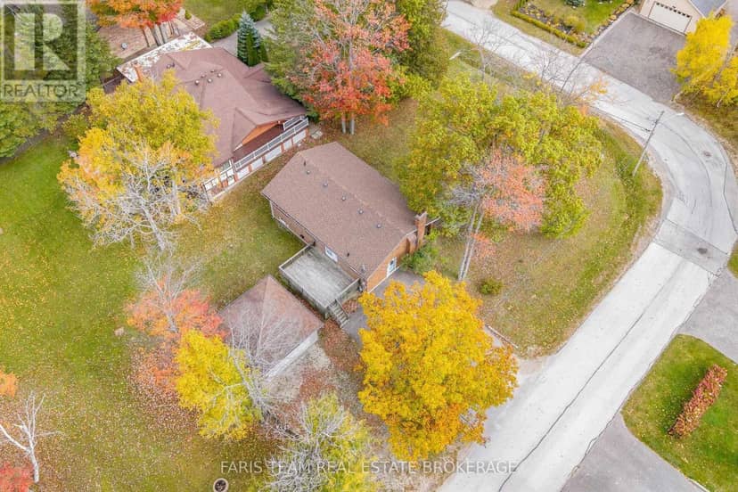 214 Leslie Street — photo 2 of 21
